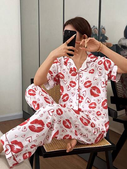 Dream Adore Conjunto de pijama de mujer LuxeNights con estampado de corazón y labios en el cuello y mangas cortas