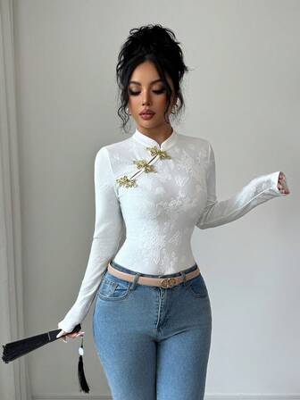 SHEIN Elenzya 女士休闲提花弹力面料优雅修身旗袍领长袖T恤，饰以金色纽扣和蝴蝶图案，适合20-35岁以上女性日常穿着、办公、通勤（随机印花），春秋冬季款。