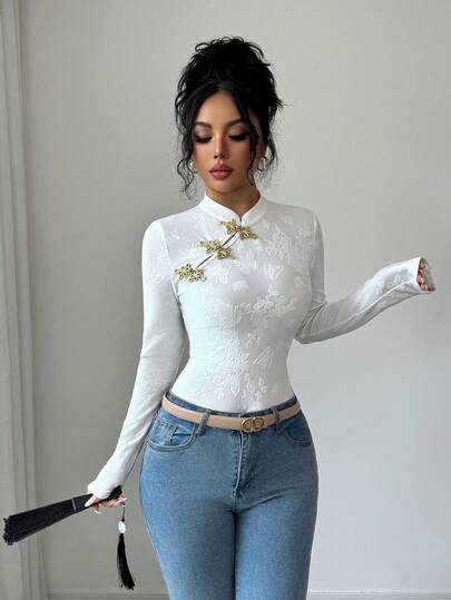 SHEIN Elenzya Camiseta de manga larga con cuello de cheongsam, de tela elástica jacquard, elegante y ajustada, con decoración de botones dorados, estampado de mariposa, adecuada para mujeres de 20 a 35+ años para uso diario, oficina, transporte (estampado aleatorio), primavera/otoño/invierno