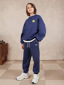 SUMWON 青少年男童运动圆领卫衣和慢跑裤套装，背面印有运动图案和纽约冠军队标志徽章，适合度假穿着。 - 藏蓝色 - 查看 4