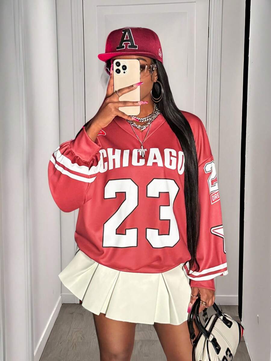 Slaydiva Nuevo suéter holgado de mujer con cuello en V, manga larga, hombros descubiertos, estampado digital de logotipo con eslogan, rayas blancas, ajuste suelto, color vino tinto, para otoño e invierno, regreso a la escuela, disfraces de Halloween, uso casual de negocios, salidas de mujeres, calientes de la calle, estilo retro casual, estilo escolar, estilo deportivo, para mujeres Y2k Streetwear - Burdeos - Ver 1