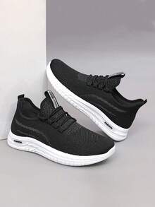 Zapatillas deportivas de malla transpirable para hombre, con un diseño clásico y minimalista y suela plana. Modelo con cordones que incorpora detalles de letras (textura entretejida). Zapatillas ligeras y cómodas, adecuadas para correr, entrenar a diario, hacer ejercicio en el gimnasio, practicar actividades al aire llevar con ropa informal. - Negro - Ver 7