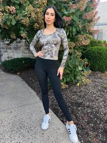 Carolina Barros 女款 Y2K 街头服饰树枝图案紧身胸衣 V 领 T 恤 - 彩色 - 查看 1