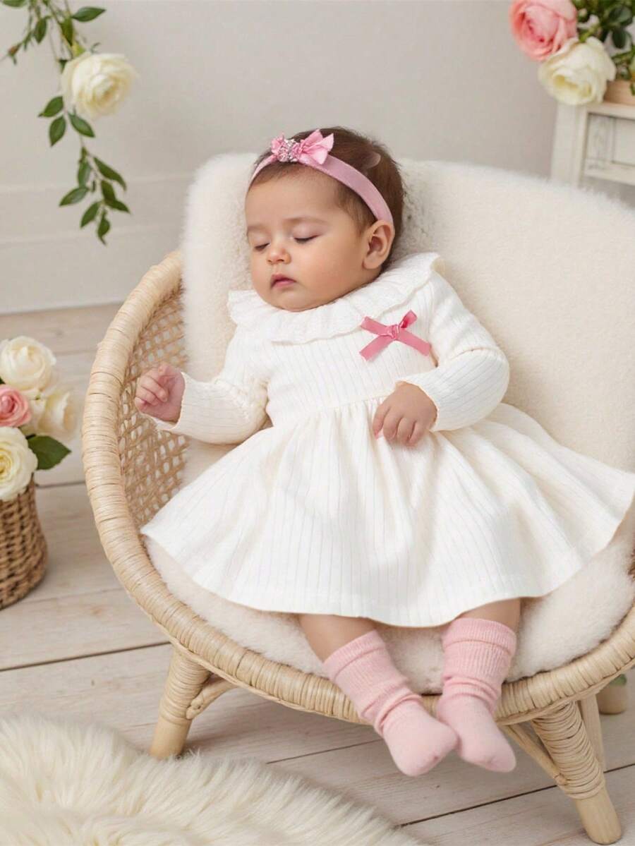 SHEIN Váy xòe cổ bèo nhún nơ xinh xắn cho bé gái sơ sinh, vải gân mềm mại, màu hồng, thiết kế váy bồng bềnh, đáng yêu và thoải mái cho trẻ sơ sinh - trắng - Xem 1