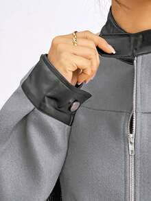 Chamarra corta para mujer de moda lana unicolor con lindos detalles de piel sintética en color contraste afelpada para uso casual o diario - Gris - Ver 4