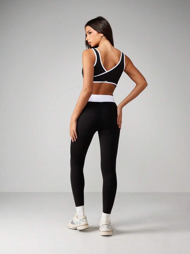 Missguided x Playboy Conjunto de sujetador deportivo y malla con ribete blanco contrastante, top corto con escote en V y malla de cintura alta de longitud completa para hacer ejercicio