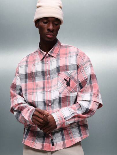 PLAYBOY X SUMWON قميص فلانيل بأكمام طويلة وجيب على الصدر بتصميم منتظم مربعات مع رسومات "الحرية في اللعب"