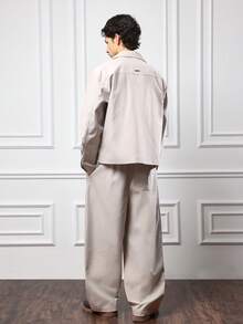 Bộ đồ thể thao SUMWON gồm áo sơ mi dáng ngắn, thoải mái, kiểu dáng rộng rãi, kèm quần ống đứng, chất liệu nhẹ, thời trang đường phố, thuộc bộ sưu tập Thu Đông. Màu trơn đơn giản. - Xám - Xem 2