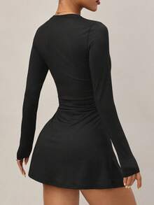 Dewbera 女士运动连衣裙，长袖，圆领，腰部褶皱设计，搭配带手机口袋的运动短裤，适合锻炼、户外活动和健身。 - 黑色 - 查看 2