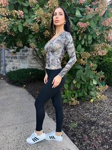 Carolina Barros 女款 Y2K 街头服饰树枝图案紧身胸衣 V 领 T 恤 - 彩色 - 查看 4