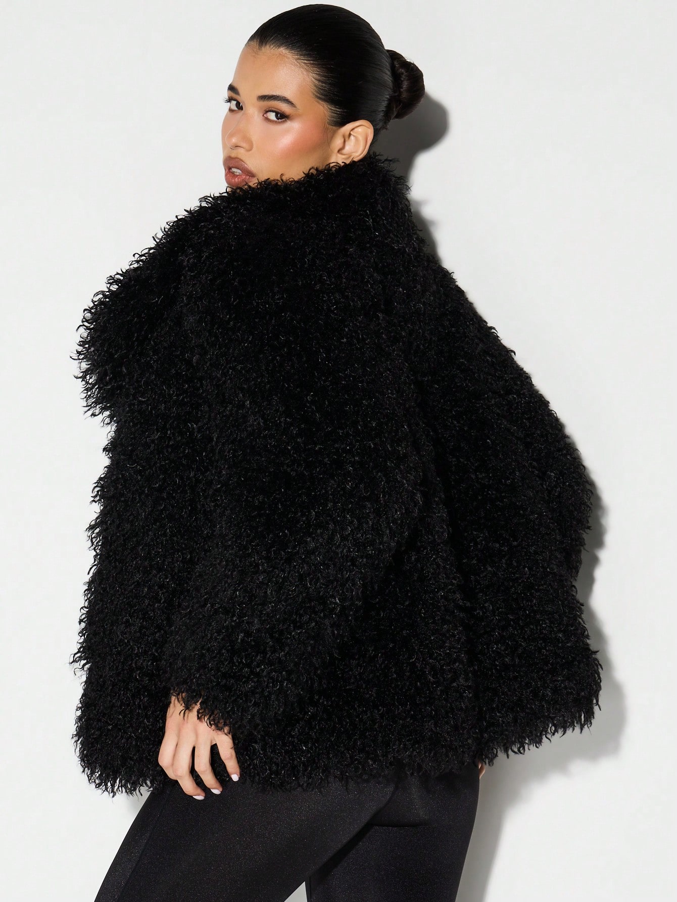 KIZN フロントオープンのオーバーサイズフェイクファーコート