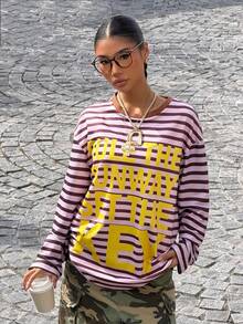 Muchica 这款粉棕色条纹长袖T恤饰有黄色字母印花，为女士秋冬装增添了一抹亮色，是冬季的理想之选。休闲的条纹设计，柔软的针织面料，适合工作日和周末穿着。 - 彩色 - 查看 3