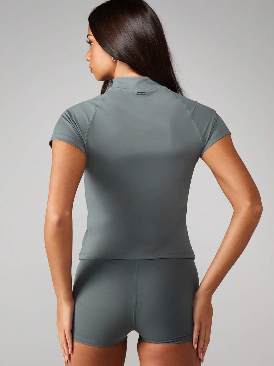 Missguided x Playboy Salbei Poloshirt mit Viertelreißverschluss, kurzen Ärmeln und Brustlogo