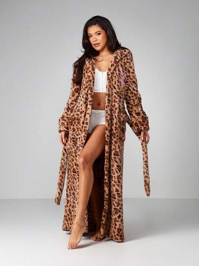 Missguided x Playboy Julstor överdimensionerad leopardmönstrad fleecemorgonrock med knytbälte vinterloungewear mysig mjuk huvabadrock