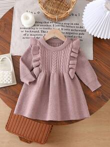 SHEIN Playful Pals 女婴加厚圆领长袖针织毛衣连衣裙，荷叶边下摆，适合日常穿着、外出、旅行、度假、居家、托儿所和儿童玩耍，柔软舒适，秋冬季款 - 駝色 - 查看 3