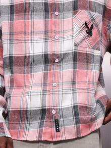 PLAYBOY X SUMWON 男士常规版型格子长袖法兰绒衬衫，带胸袋，图案细节为“自由玩耍”。 - 粉色 - 查看 5