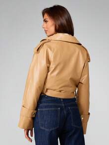 MISSGUIDED 短款皮质风衣，配有拉链和腰带细节，适合秋冬季节穿着。 - 卡其色 - 查看 2