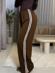 Milla Jasmine بنطلون سويت شيرت مرتب للسيدات بخطوط متباعدة وسحاب - بني - مشاهدة 4