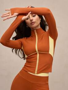 Activina Chaqueta deportiva ajustada con cremallera y mangas largas de color contrastante para mujer - Óxido marrón - Ver 1