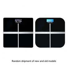 1台带玻璃面板的黑色电子体重秤，精准家用称重工具，成人健康称重设备，小巧便携