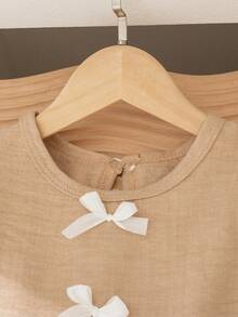 SHEIN Vintaside Kids 女童夏季新款圆领蝴蝶袖荷叶边蝴蝶结装饰衬衫和直筒短裤套装，休闲复古时尚 - 卡其色 - 查看 6