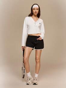 Hanevo Camiseta de manga larga con cuello en V, botones decorativos y patrón bordado de letras de unicolor informal para mujer - Blanco - Ver 5