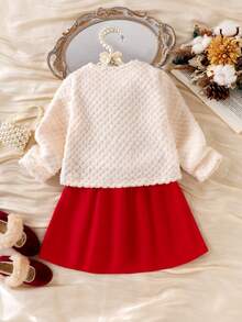 SHEIN 女童绒面长袖开衫，饰有金色蕾丝边和3D蝴蝶结，搭配红色百褶裙，两件套，适合春秋季穿着，舒适优雅，休闲及派对皆宜。 - 紅色 - 查看 2