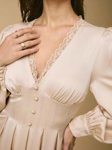 Poéselle 优雅纯色蕾丝拼接收腰长袖连衣裙（女款） - 杏色 - 查看 3
