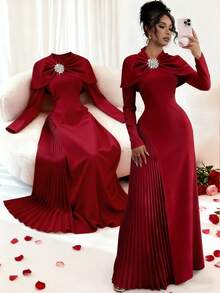 Franclia 这款优雅的女士长裙适合秋冬季节，采用高贵典雅的披肩领设计，饰以钻石配饰褶皱，侧边褶皱长裙摆，适合情人节约会、派对、假日等场合。修身的上身设计，自然的腰线过渡，不对称的褶皱裙摆营造出动感的层次感和飘逸的廓形，散发着复古奢华的高端气质。这款长裙适合多种场合，例如宴会、日常通勤、派对、晚宴、约会、时尚聚会等，是一款都市休闲长裙。 - 酒紅色 - 查看 3