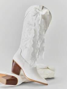 Solezae Giày bốt cao bồi mũi nhọn, gót vuông, thêu họa tiết nơ ruy băng quyến rũ dành cho nữ - trắng - Xem 8