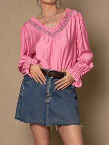 SHEIN LUNE Áo kiểu nữ cỡ lớn tay dài cổ chữ V dáng rộng với viền ren, thích hợp cho mùa xuân, thu và hè, phong cách bohemian cho kỳ nghỉ, dành cho nữ mùa thu và đông. Áo kiểu nữ cỡ lớn màu hồng cánh sen cổ chữ V bằng vải chiffon với thiết kế cổ áo ren thanh lịch, phù hợp cho các dịp như tựu trường, tốt nghiệp, Ngày Valentine, lễ hội âm nhạc, Ngày của Mẹ, Halloween, Lễ Tạ ơn, Lễ Phục sinh, Ngày Quốc khánh, khiêu vũ, hẹn hò, tiệc tùng, đám cưới và các hoạt động ngoài trời. Mùa hè dành cho nữ. - Hồng - Xem 5