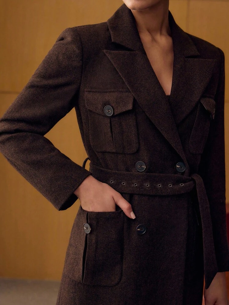 ABRIGO CRUZADO DE DOBLE BOTONADURA CON CINTURÓN DE LANA