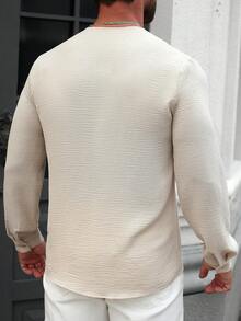 Manfinity CasualCool 男士舒适褶皱面料圆领单排扣长袖纯色衬衫，左右前片饰有织带，适合所有季节，尤其适合秋冬季节，可单穿或搭配西装、外套等。适合休闲、度假、日常办公、聚会、朋友约会、优雅学术场合、时尚商务等各种场合，简约百搭的设计，自用或送礼皆宜。 - 杏色 - 查看 2