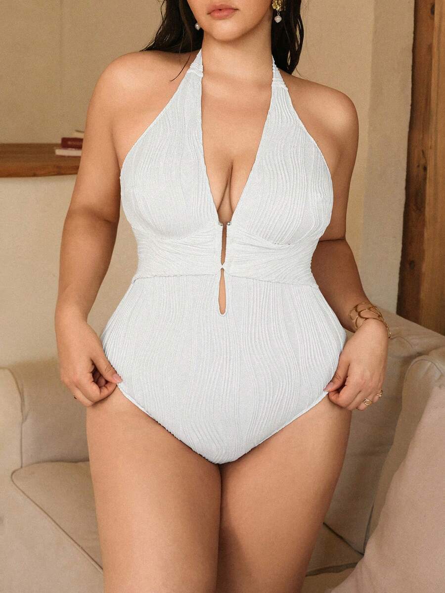 Swim Chiccia بدلة سباحة قطعة واحدة للنساء ذات لون أحادي ونسيج ملمس، ذات فتحة رقبة على شكل V وتصميم مخدود جريء، بأسلوب أنيق مناسب للشاطئ والعطلات - أبيض - مشاهدة 1