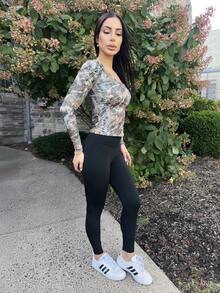 Carolina Barros 女款 Y2K 街头服饰树枝图案紧身胸衣 V 领 T 恤 - 彩色 - 查看 3