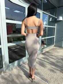 Carolina Barros فستان زلة ضيق أنيق وجذاب للنساء بلون أحادي وظهر مكشوف - رمادي - مشاهدة 2
