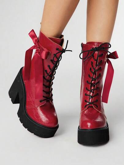 Stivali alla caviglia da donna in pelle stropicciata vintage rossi con tacco largo, decorati con fiocco in pizzo rosso sexy e grande, stile gotico punk con platform e impermeabili