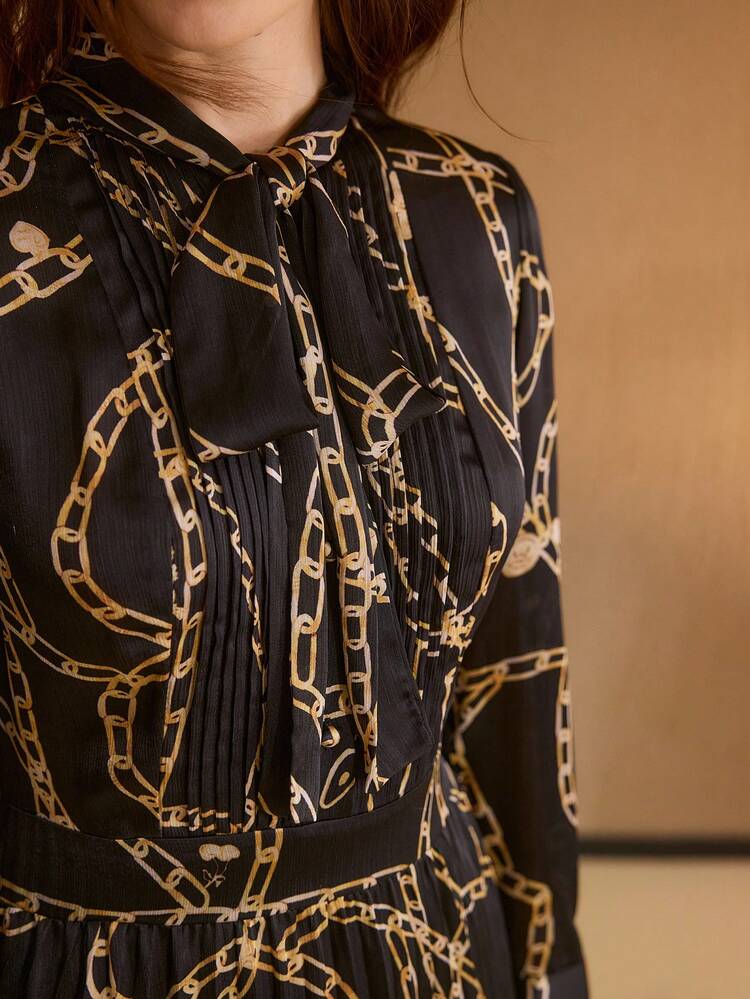 VESTIDO ELEGANTE DE MUJER DE LONGITUD MEDIA CON CUELLO DE CORBATA, PLISADO Y ESTAMPADO DE CADENA