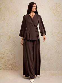 SHEIN Tall Nuevo lanzamiento de otoño/invierno 2025, estilo universitario, ropa casual diaria, vacaciones, playa, tomar el sol, ropa urbana, conjunto de 2 piezas de camisa estilo kimono de tela texturizada marrón oscuro y pantalones de pierna ancha