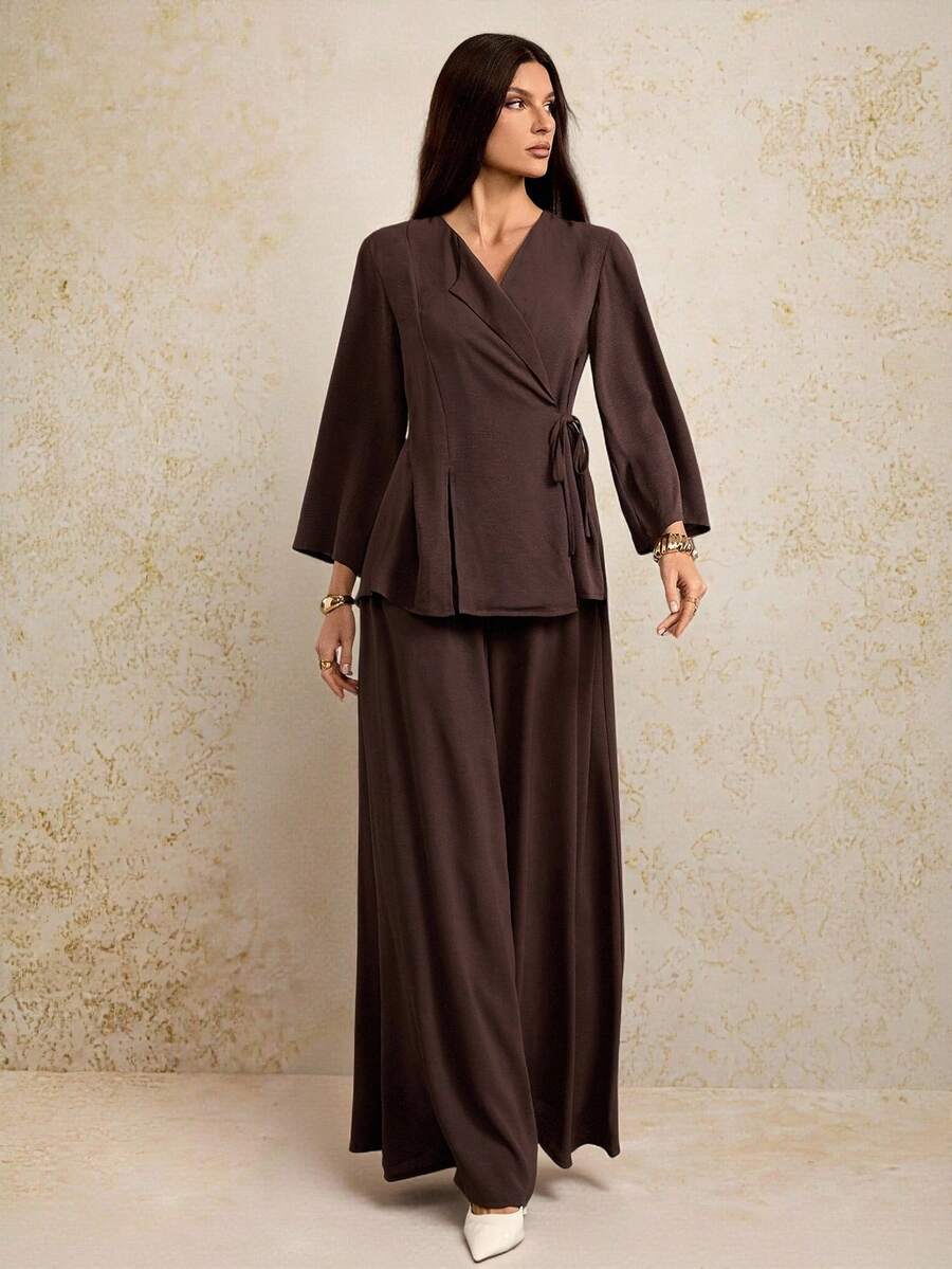 SHEIN Tall Nuevo lanzamiento de otoño/invierno 2025, estilo universitario, ropa casual diaria, vacaciones, playa, tomar el sol, ropa urbana, conjunto de 2 piezas de camisa estilo kimono de tela texturizada marrón oscuro y pantalones de pierna ancha