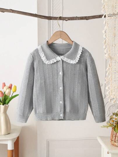 SHEIN Áo khoác cardigan dài tay cho bé gái, áo len dệt kim cổ bèo, thoải mái cho mùa thu/đông, màu xám và xám nhạt, đa năng cho mặc hàng ngày, thanh lịch và thời trang, phù hợp cho mặc thường ngày, ở nhà, ngoài trời, du lịch và đi học. Áo khoác cardigan cho bé gái, áo len cài nút, áo khoác len cho bé gái.