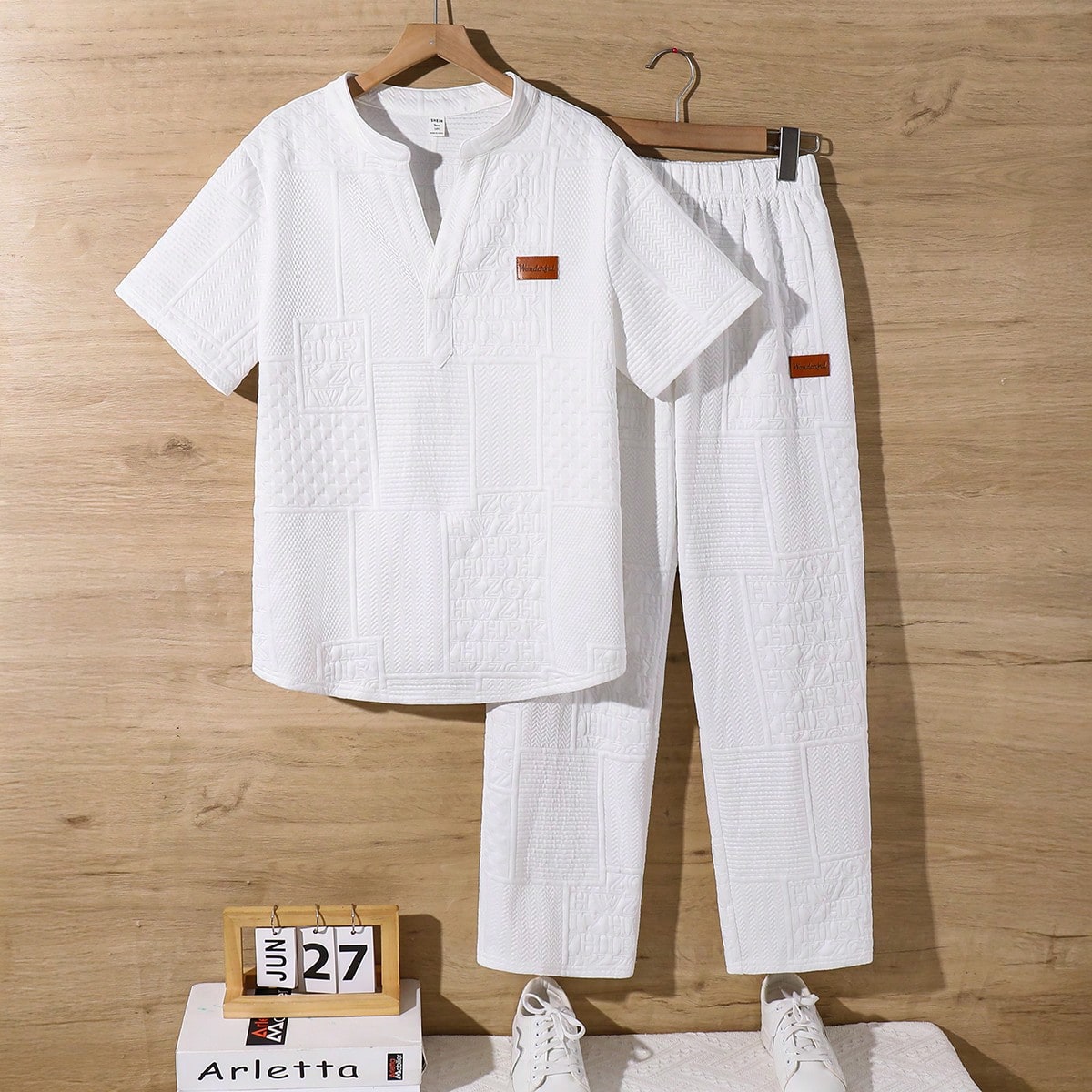 Set de 2 piezas Camiseta de manga corta con escote en V y parche decorativo + Pantalones rectos de punto, estilo casual y versátil para adolescentes,
