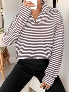 SHEIN Frenchy Áo thun nữ dài tay dáng rộng, cổ trễ vai, kẻ sọc, có khóa kéo, kiểu dáng học thuật, tay dài, cổ áo kẻ sọc, khóa kéo ¼, thích hợp mặc hàng ngày vào mùa xuân. - màu nâu - Xem 4