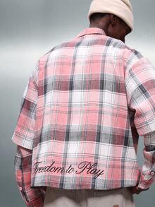 PLAYBOY X SUMWON 男士常规版型格子长袖法兰绒衬衫，带胸袋，图案细节为“自由玩耍”。 - 粉色 - 查看 2