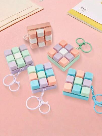 手指减压钥匙扣玩具，减压手指玩具，爱好收藏派对用品，创意玩具，减压玩具，适合送给好朋友的礼物（颜色随机）