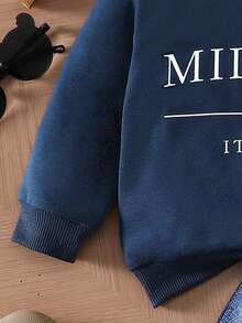 SHEIN 2件套婴儿男女通用套装，适合0-3岁婴幼儿，春秋季蓝色休闲圆领长袖卫衣上衣搭配白色字母印花仿牛仔裤，舒适贴身，适合户外、休闲、运动、派对等场合。