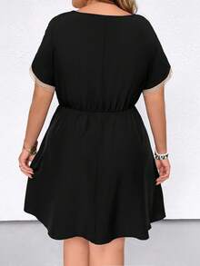 SHEIN LUNE 大码度假休闲拼色蕾丝拼接蝙蝠袖收腰连衣裙，夏季