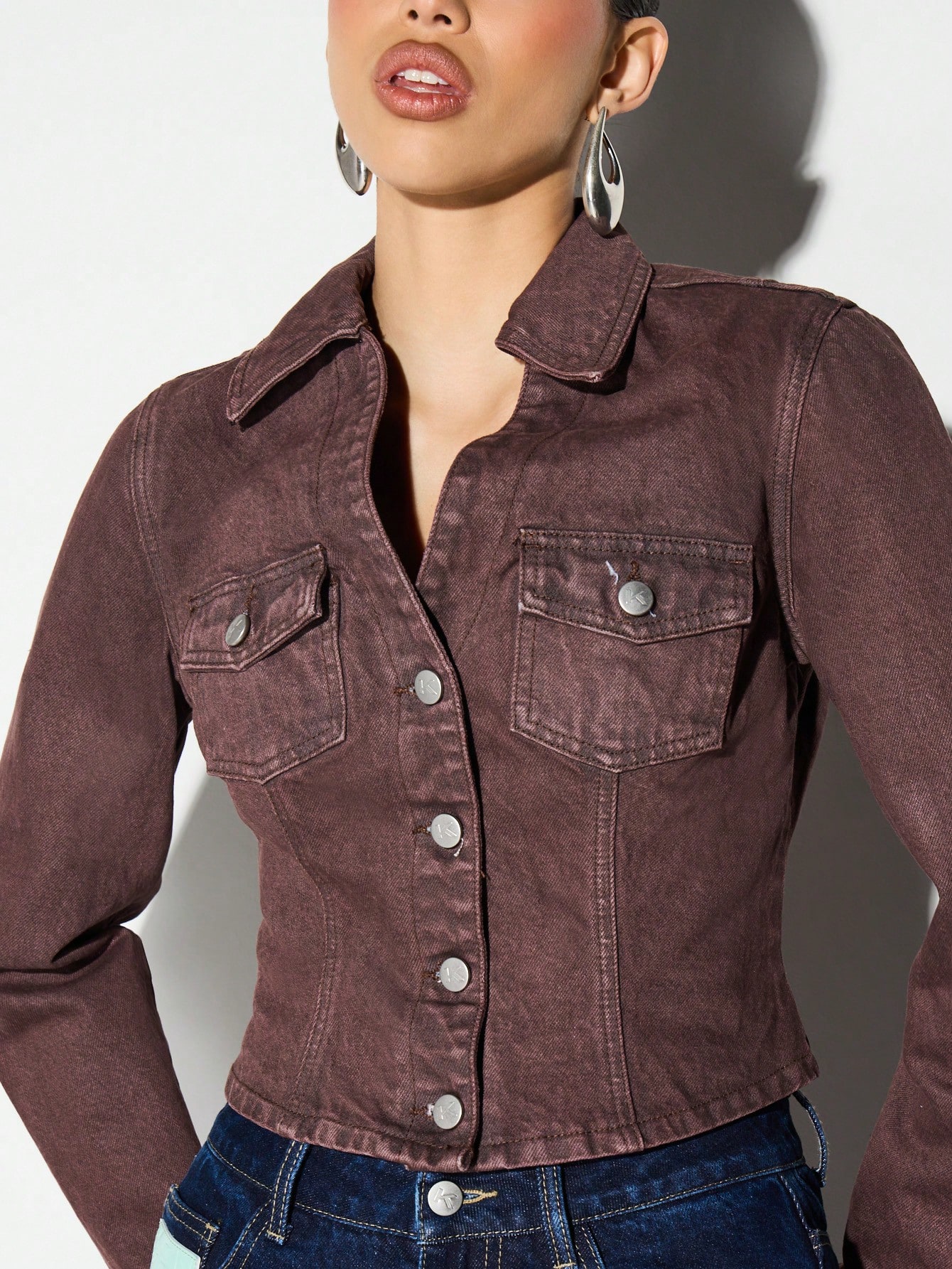 KIZN 가슴 포켓이 있는 핏 데님 버튼 프런트 셔츠