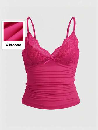 بلوزة كامي بلون أحادي مع زخرفة فيونكة وتباين من الدانتيل للمرأة ذات الحجم الكبير