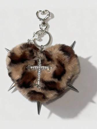 Goth Dulce, retro, adorable, piezas de pastel con forma de cereza de peluche, adornadas con un lazo con ribete de encaje, un accesorio colgante y digno de recordar los estilos de principios de los años 2000.